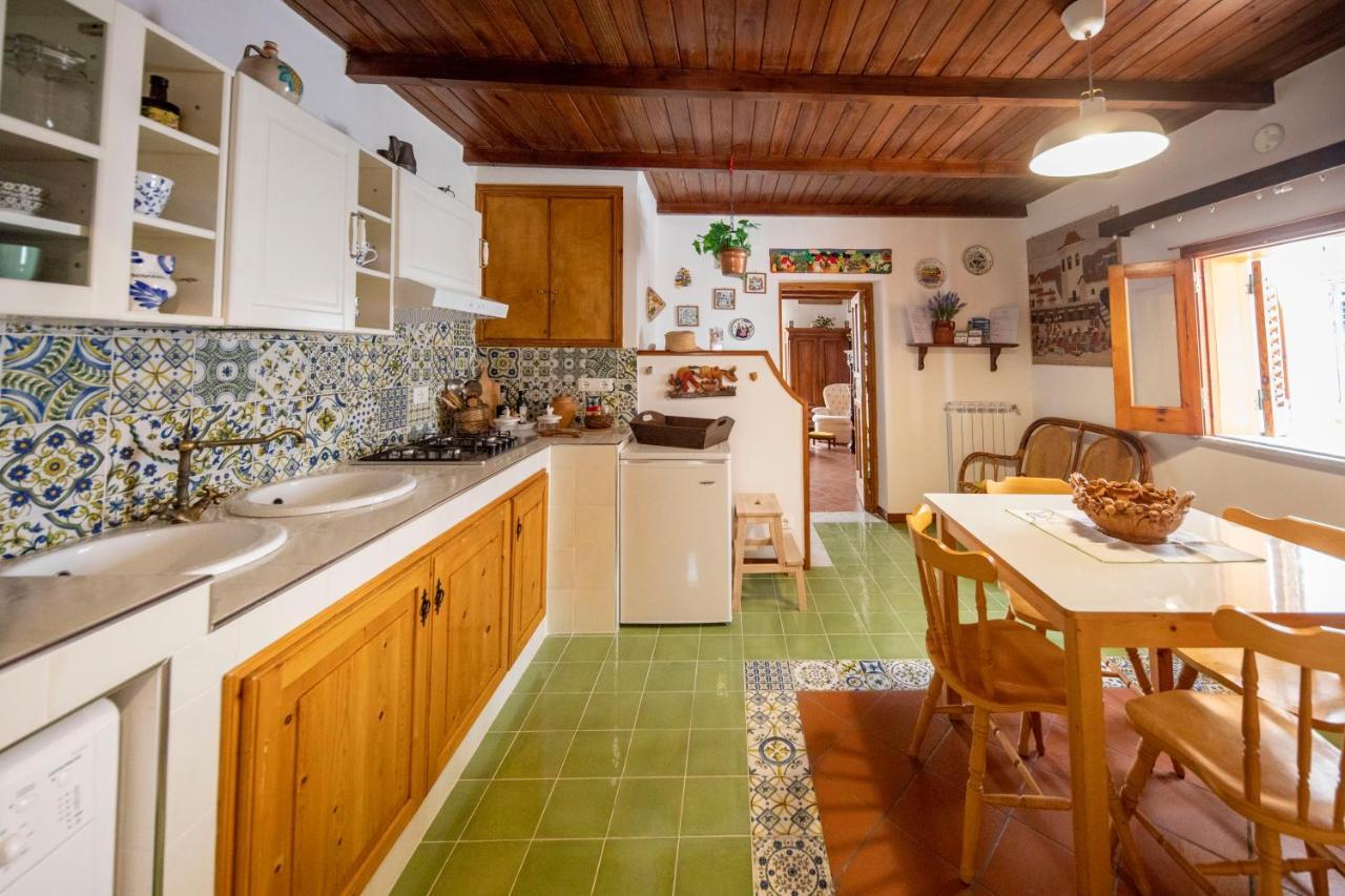 Familyholidays La Finestra Di Fronte Чефалу Екстериор снимка
