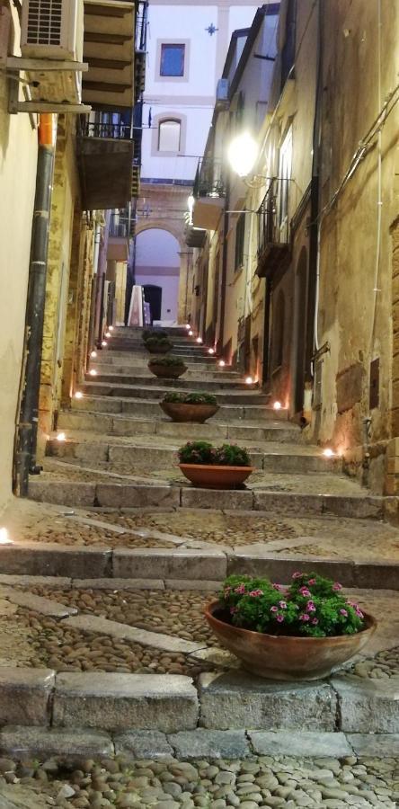 Familyholidays La Finestra Di Fronte Чефалу Екстериор снимка