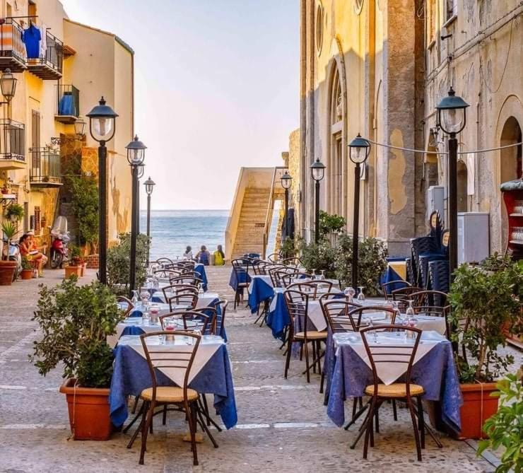 Familyholidays La Finestra Di Fronte Чефалу Екстериор снимка